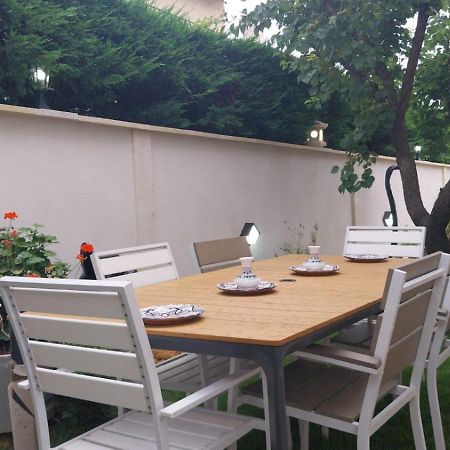Maison en rez-de-chaussée,jardin, très bien située Arlés Exterior foto